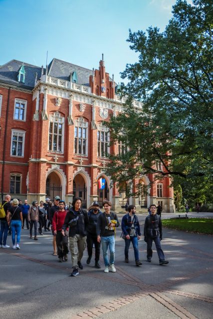 World War II in Krakow Walking Tour in English - The guide experience, from Big Tomasz to clear, grounded storytelling