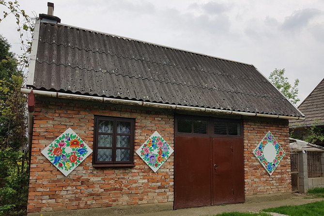 ZALIPIE - painted village, unique small group tour from Krakow - Stop 1 in Zalipie: private painted houses, chapels, and the village feel